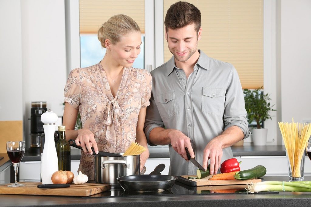 cuisine avec homme et femme