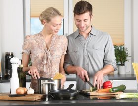 cuisine avec homme et femme