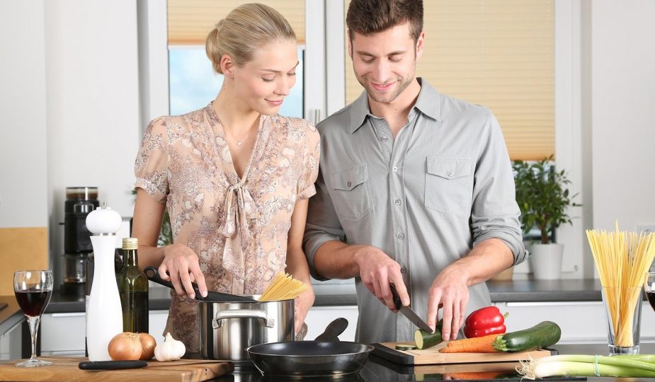 cuisine avec homme et femme